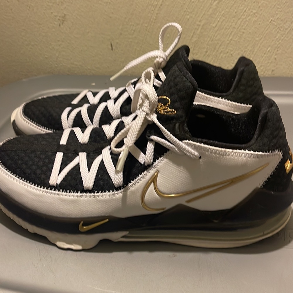 LEBRON 17 LOW
"Black / White / Metallic Gold" - Picture 2 of 3